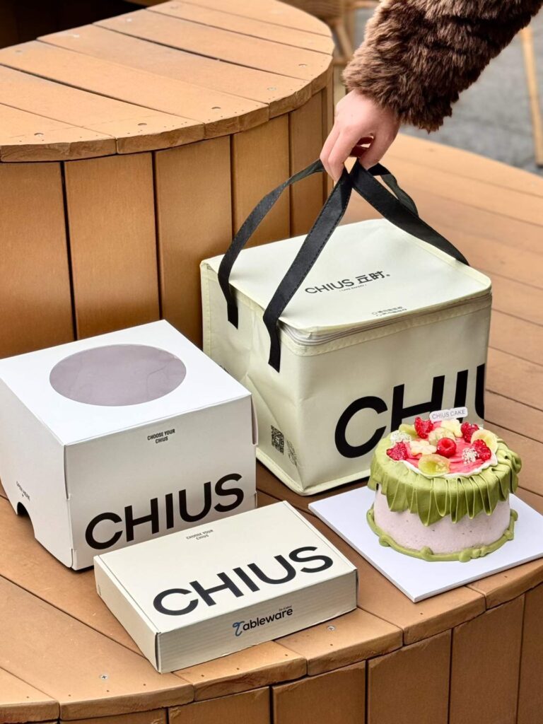 Recyclable Off-white Thermal Cake Tote Bag with Black Handles for Refrigerated Transport
