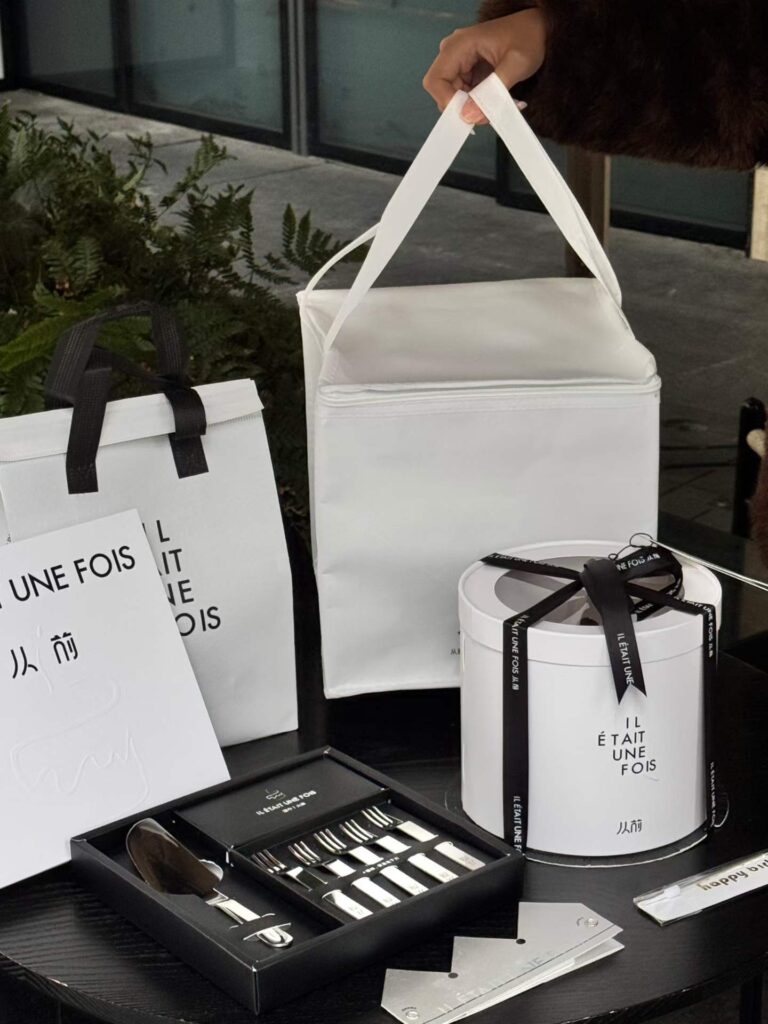 Minimalist All-white Reusable Cake Tote Bag with Thermal Insulation